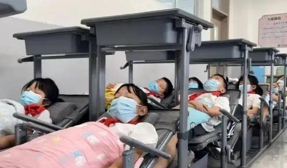 南京一小学让孩子躺着午睡，令人羡慕，全国推行真的很难吗？