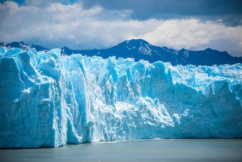 男子在西藏发现蓝色古冰川,蓝色古冰川是如何形成的?