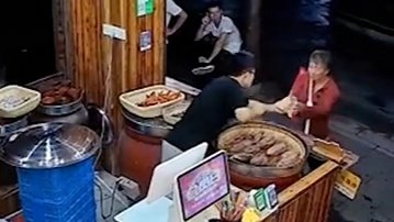 拾荒老人久盯烤红薯，店主见状立马赠送，店主的行为暖到你了吗？