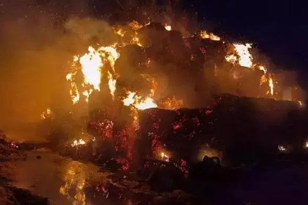 湖南长沙女子洗澡洗一半家没了，屋内瞬间起火，造成这起火灾的原因是什么？