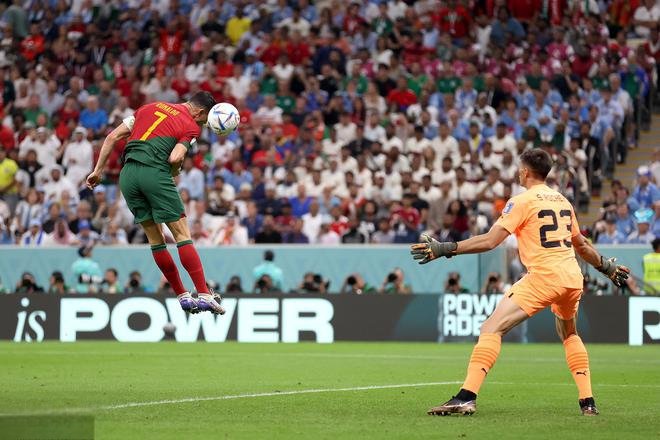 39岁佩佩轻松拿捏1亿神锋!超感人一幕:C罗为他戴上队长袖标