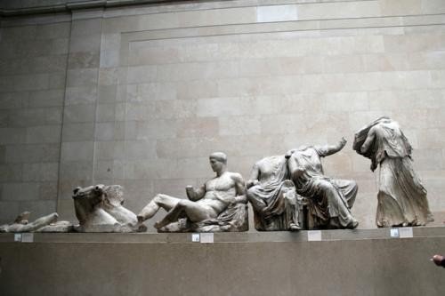 希腊神话中的赫斯提亚，因何能成为奥林匹斯所有女神的首席？