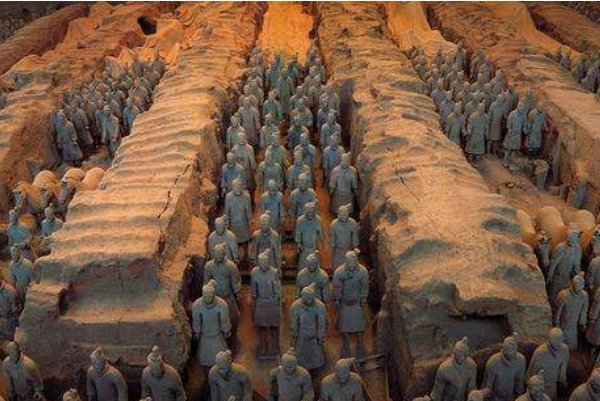 兵马俑俑坑为什么要浇水，浇水会伤害到兵马俑吗？