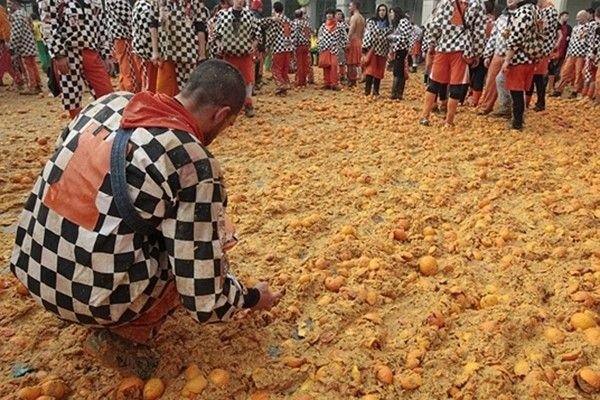 意大利有个橘子大战的节日，是什么啊？