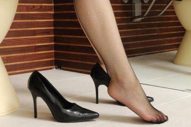 现如今很多公司要求女员工上班穿高跟鞋丝袜，这个要求合理吗？