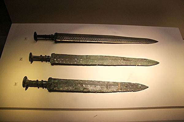 秦始皇陵墓发现的逆天神剑是什么？为何出土后立刻变直？