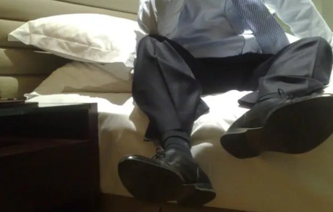 安徽醉酒女子被送入酒店后死于客房，酒店在这件事中需承担什么责任？