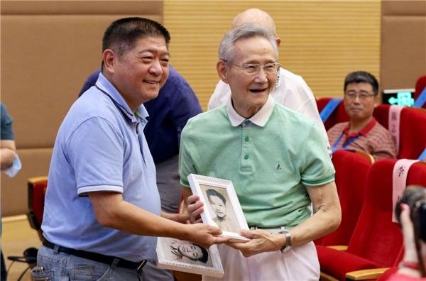 滑稽表演艺术家童双春在上海医院因病逝世，他生前曾与哪些名家合作过？