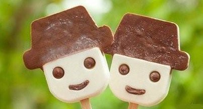 80岁老奶奶偷吃雪糕被发现时，当时有何反应？