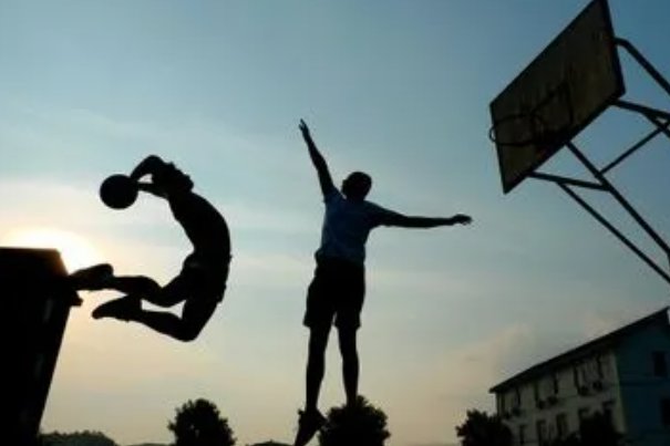 刘明和李新是好朋友,他经常约他去打球,怎样修改病句