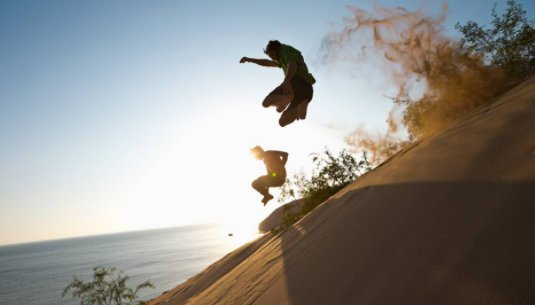 朋友这首歌的含义是什么，仅仅是朋友，不包括爱情吗❓