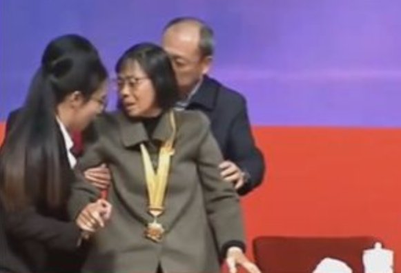 张桂梅被云南省委书记搀扶入座？