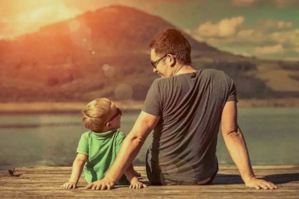 歌曲《父亲》里有一句歌词：“我的老父亲，我最疼爱的人”，晚辈能说疼爱长辈吗？