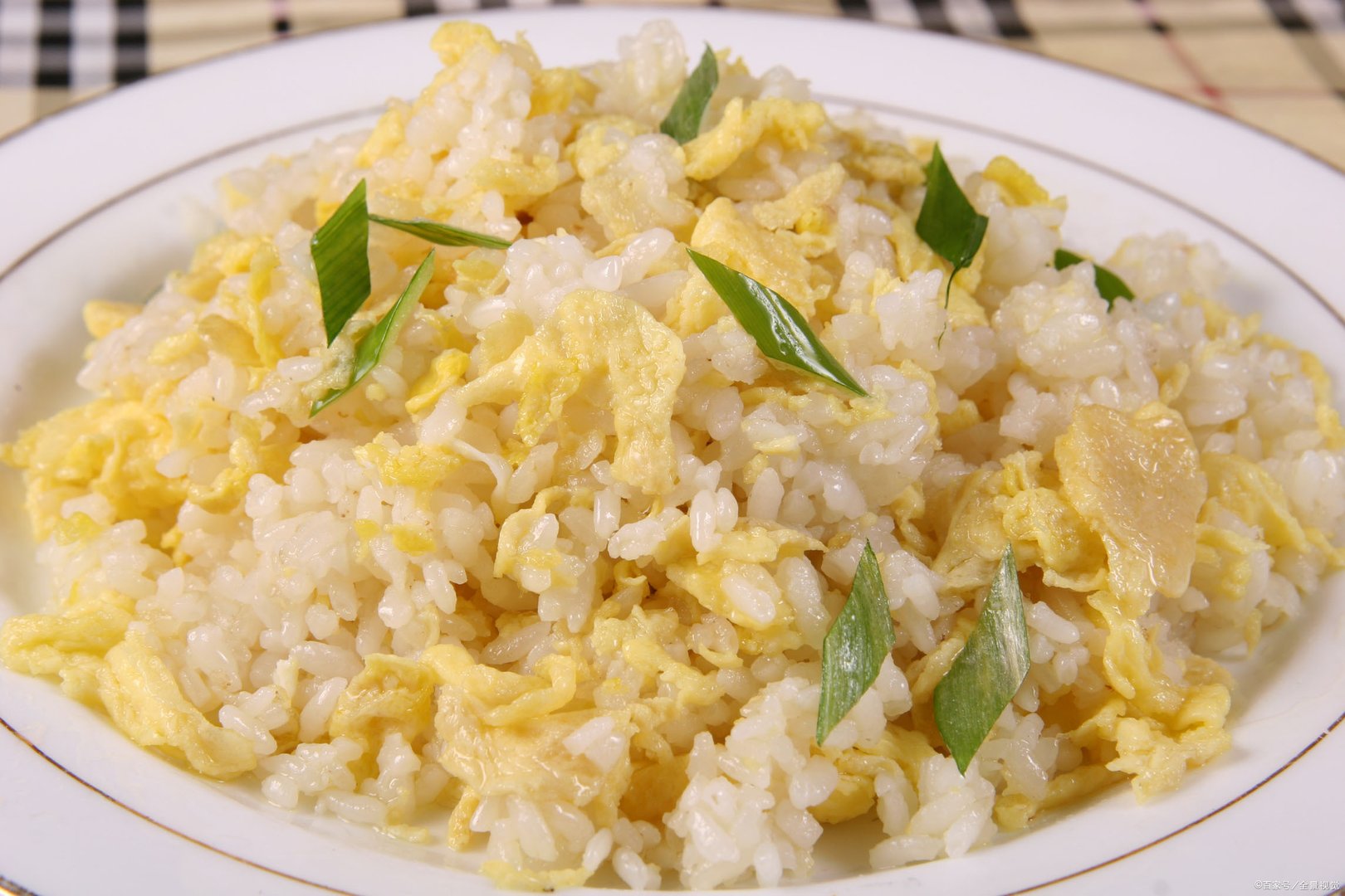 炒米饭怎样才能炒成一粒一粒的而且不硬?