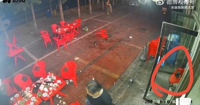 媒体：烧烤店老板曾和打人者同桌吃饭，店老板在此事中充当了什么角色？