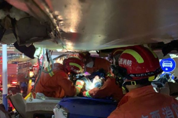 1死6伤！广西一旅游大巴被限高架“削顶”，如何才能避免此类事故发生？