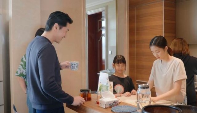 胡歌自曝同班仨男生都被孙莉夺走初吻，究竟是哪三位呢？