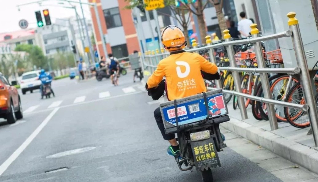 顾客点外卖吃出头发,店长带员工剪寸头发红包补偿,如何看待店长的举动?