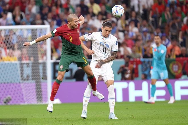 39岁佩佩轻松拿捏1亿神锋!超感人一幕:C罗为他戴上队长袖标