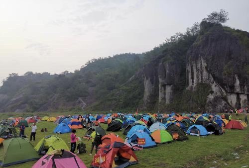 江西一景区游客撑满帐篷，女子半夜上厕所回来迷路，这个假期你出游了吗？