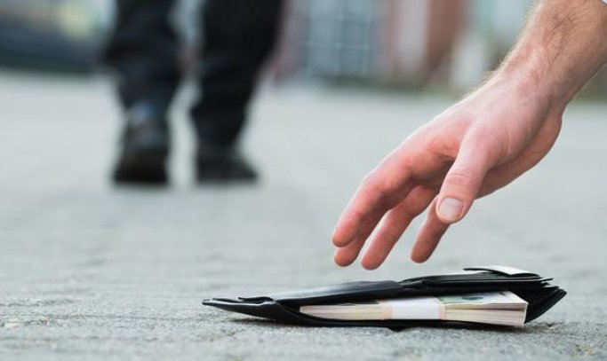 浙江小学生捡六百元原地等失主1小时，如若你捡到钱会怎么处理？