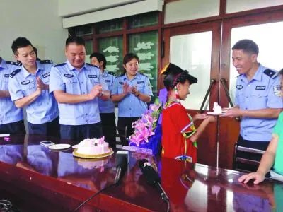 山东民警给涉毒女孩过19岁生日，女孩儿泪流不止，她为什么哭了？