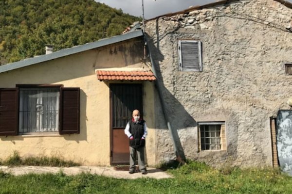 意大利二人小镇坚持戴口罩，他们的举动是否值得我们学习？