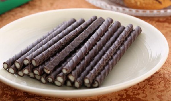 巧克力和西红柿打架，巧克力赢了，猜一种食物