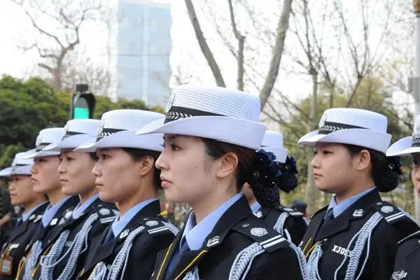 四川一位女城管执法时被打哭，城管的伤势如何？