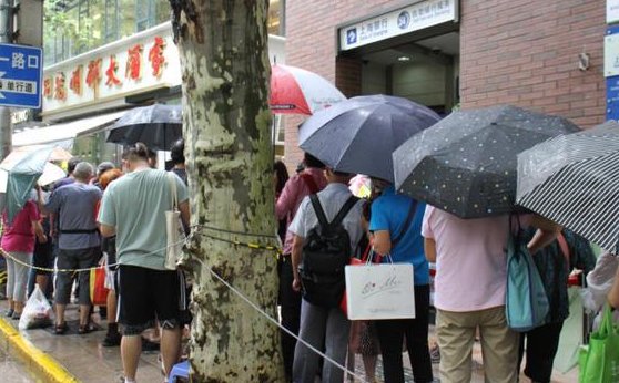 台风天，上海市民为什么冒雨也要去光明邨排队买鲜肉月饼？