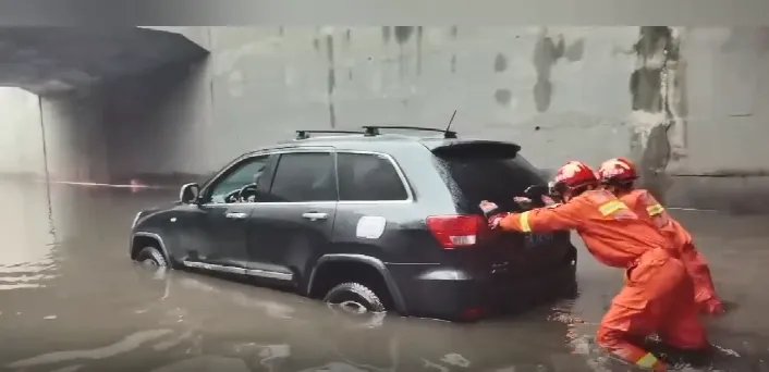 河南两男子驾车至积水涵洞遇难，谁该为这两位男子的死负责？