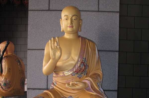 我愿意化身石桥，受五百年风吹，五百年雨打。