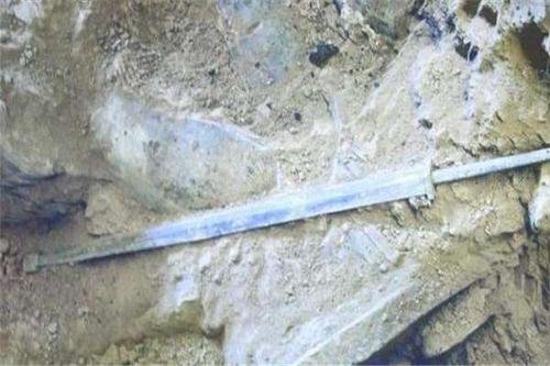 秦始皇陵墓发现的逆天神剑是什么？为何出土后立刻变直？