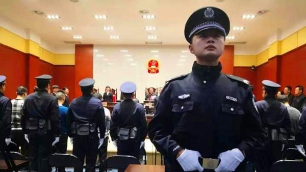 楚雄宿舍杀人案：因为女孩争风吃醋，高中生砍死两名舍友，法律会怎么判？