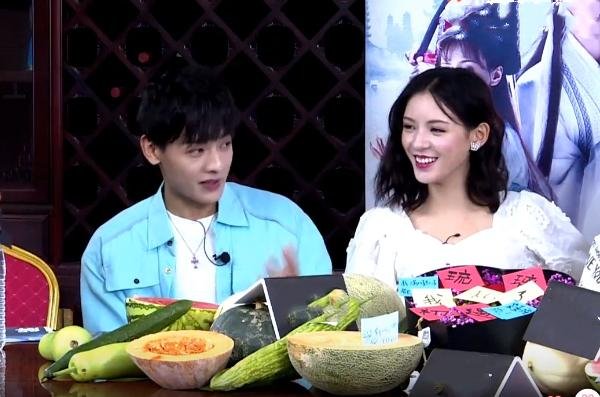 成毅、袁冰妍直播翻车！全程避嫌不敢对视，这是怎么回事呢？