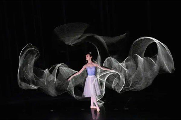 襟飘带舞的意思是