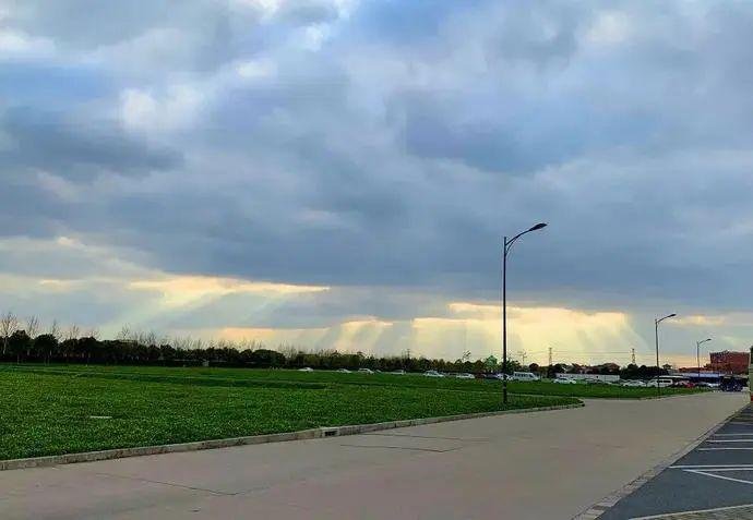 国庆故宫上空现云隙光，这是种什么样的景象？