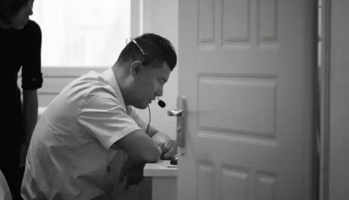 自杀热线盲人接线员称来电人群学生占比最大，学生哪来的这么大压力呢？