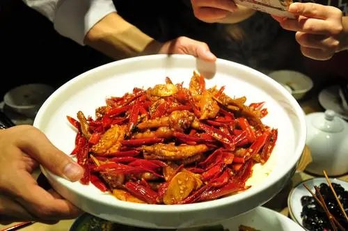 湖南一男子吃湘菜太辣打喷嚏要求餐馆免单，餐馆最终是如何处理这件事的？