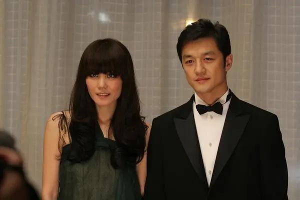 50岁李亚鹏直播首秀，为何演员歌手开始转型网络主播？