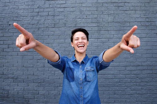 人坐着的时候为什么被按住额头就站不起来?