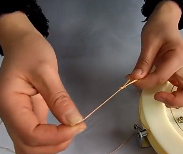 风筝轮万向轮怎么缠线？