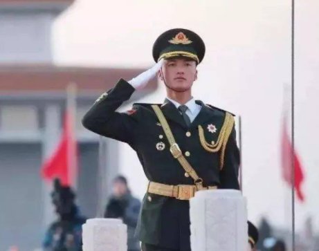 敬礼用哪只手？