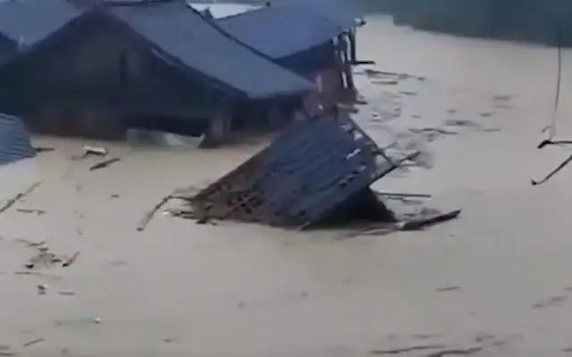 贵州黔东南现特大暴雨，房屋被冲走，目前当地救援工作进展如何？