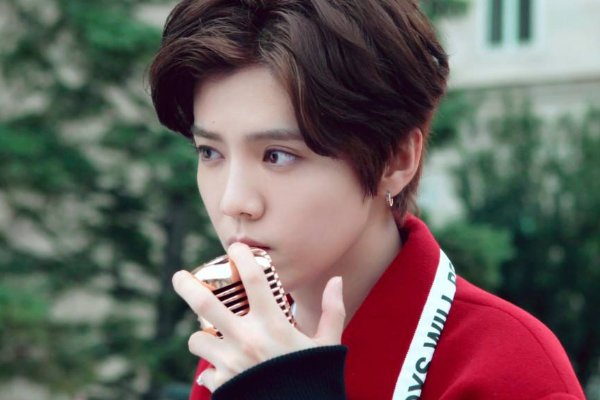 在最火红的时候离队，为什么鹿晗退出了《奔跑吧》？