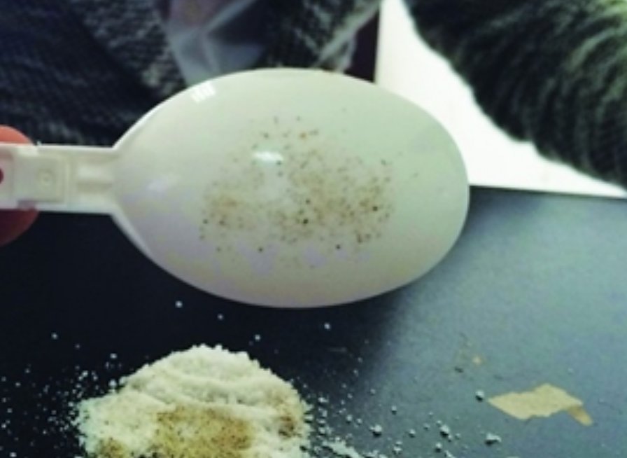 刘谦那个把盐和胡椒粉分开的魔术是怎么变的啊?