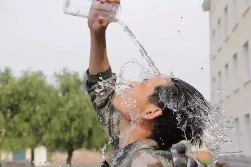 绵阳一男子蒙眼剔肉20秒剔一扇排骨,他对猪肉的结构和纹理有多熟悉?