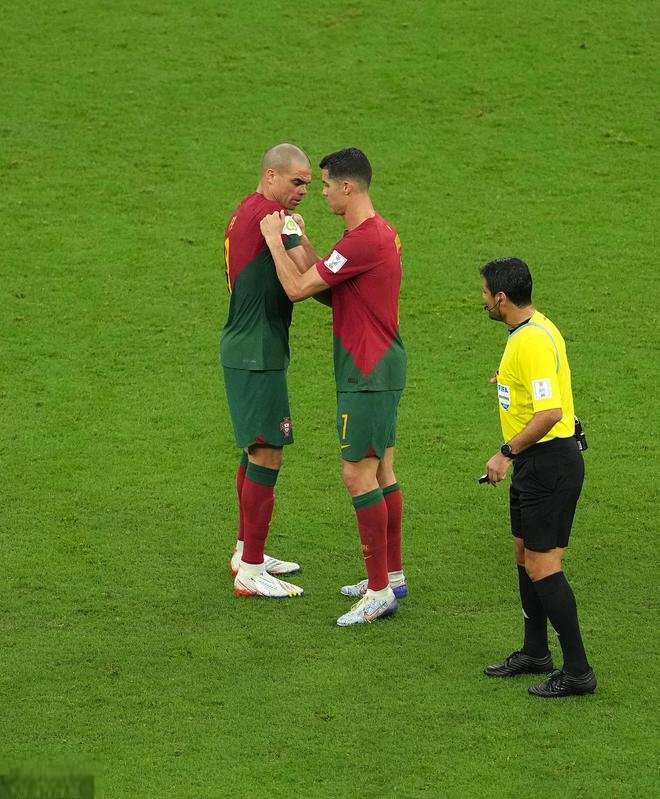 39岁佩佩轻松拿捏1亿神锋!超感人一幕:C罗为他戴上队长袖标