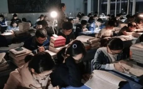 建议将高中生22点就寝写入未成年人保护法，是减负还是限制自由？