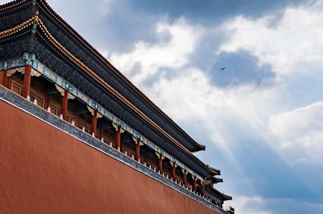 国庆故宫上空现云隙光，这是种什么样的景象？